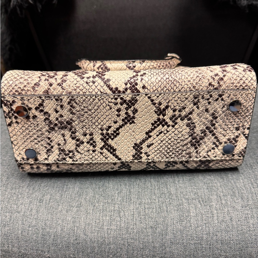 Adorable Michael Kors small satchel/crossbody - Picture 3 of 7